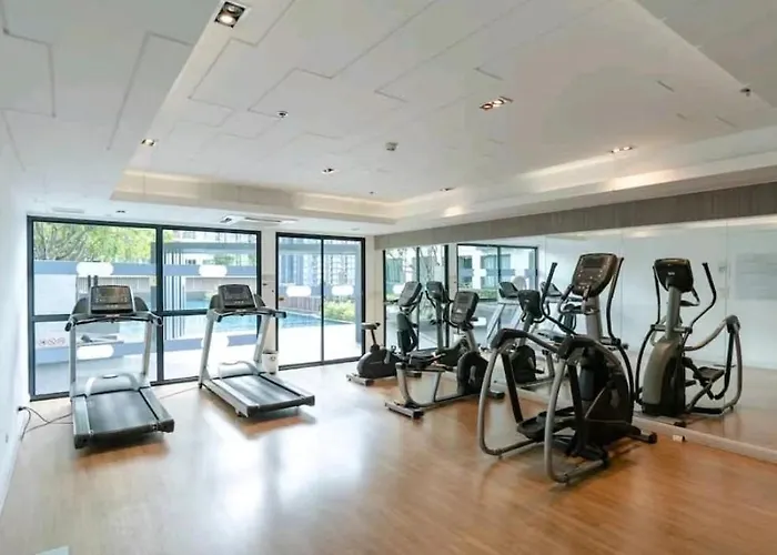 Aparthotel In With Swimming Pool Near Malls And Train *